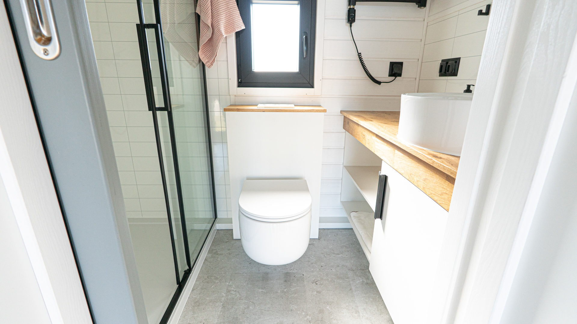 Bad mit Dusche, Wand-WC und Waschtisch auf Holzplatte im Kolos Desert