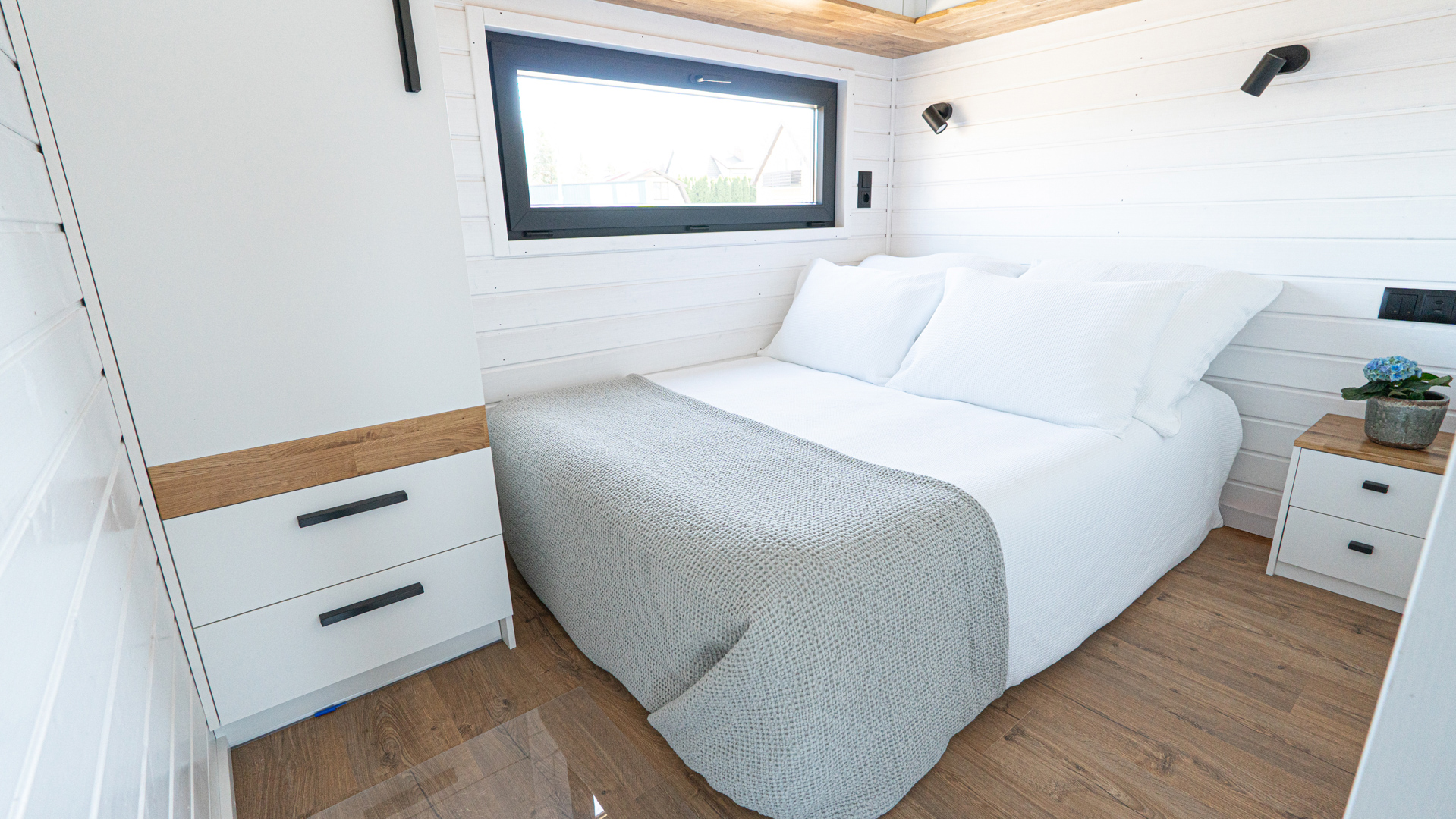 Schlafzimmer mit Doppelbett, Kommode und Fensterband im Kolos Desert