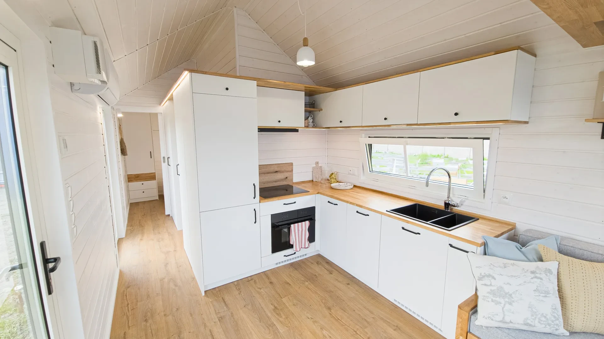 Offene Küche mit Kühlschrank und Blick in den Flur