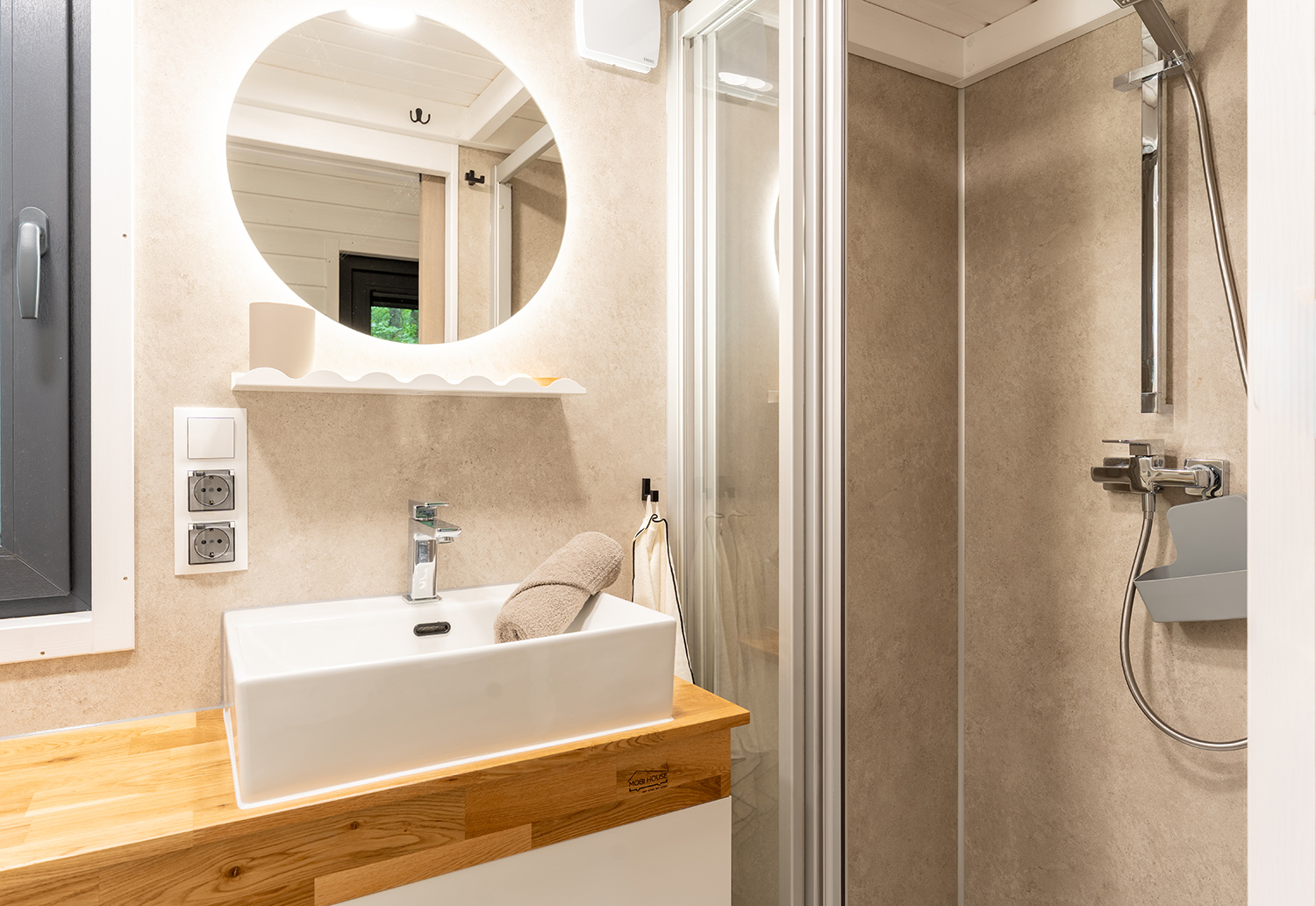 Badezimmer mit Dusche und Waschtisch