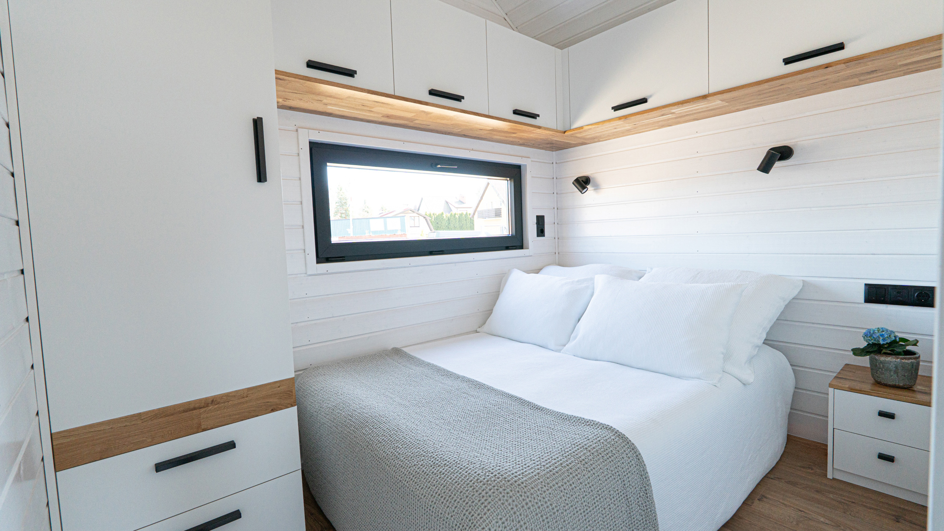Schlafzimmer mit Doppelbett und Oberschränken im Kolos Desert