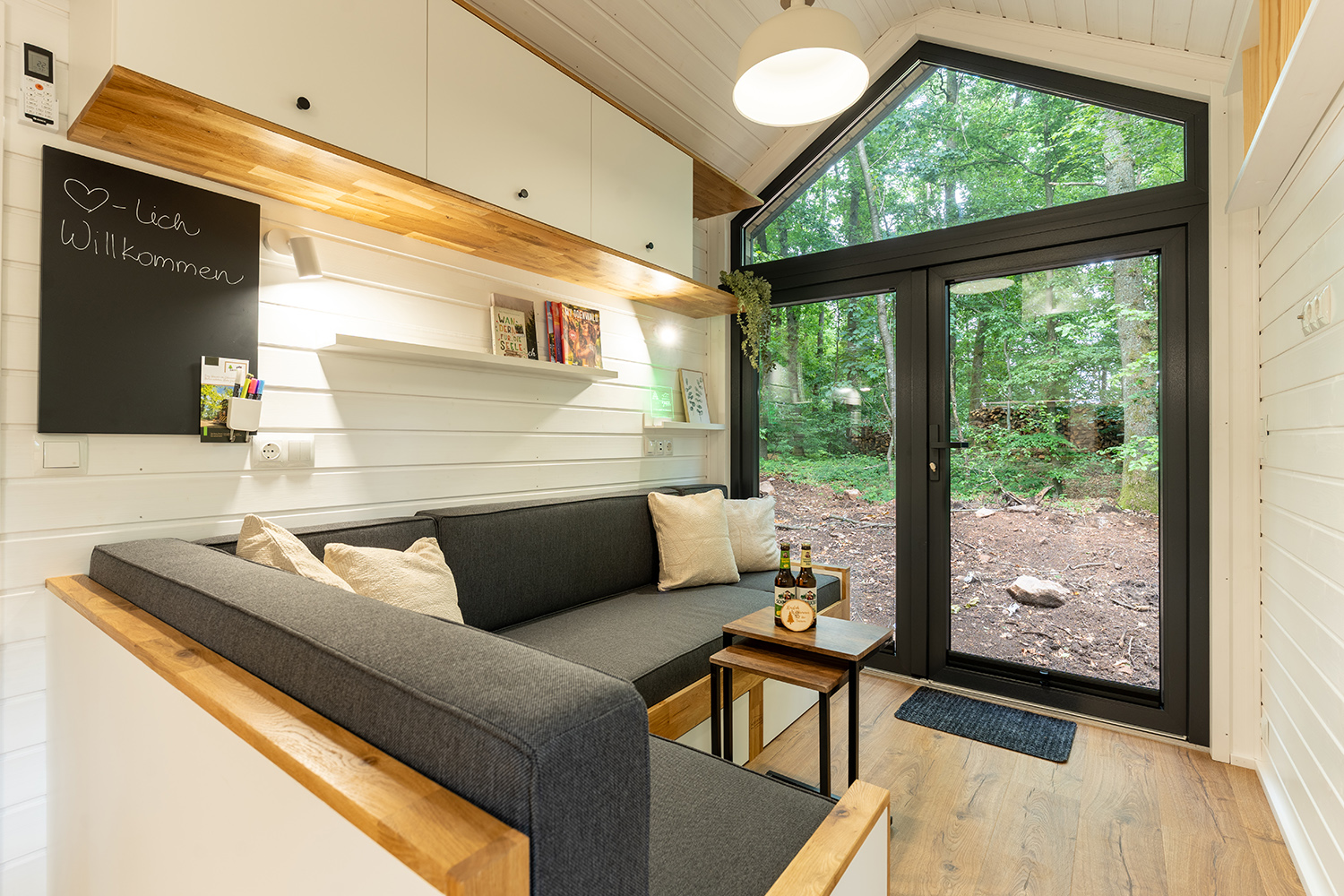 Wohnbereich mit Sofa und Panoramafenster