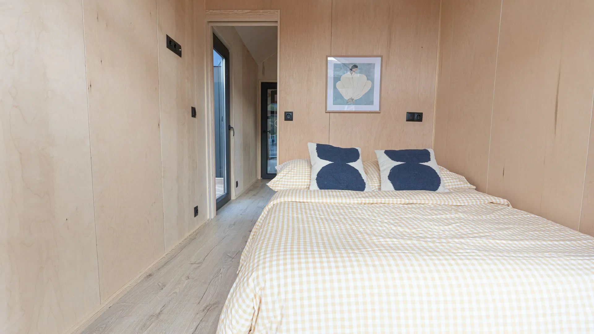 Schlafzimmer im Sunset-Modul mit Doppelbett und Holzwänden