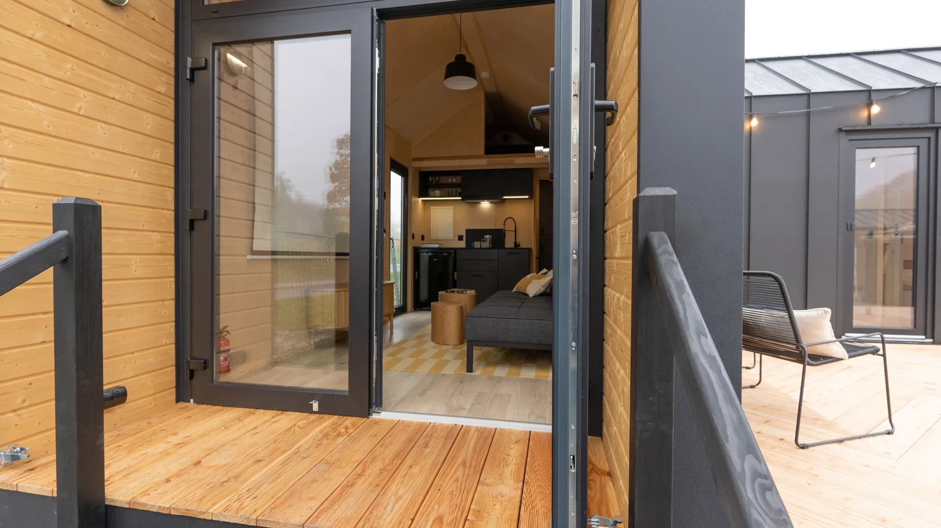 Terrasse mit geöffneter Glastür und Blick ins Sunrise-Modul