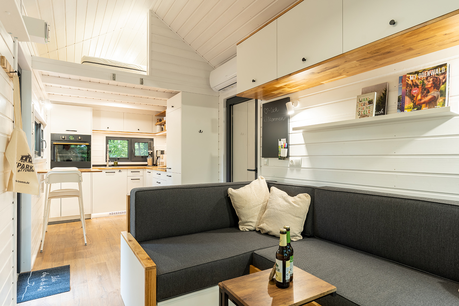 Küche und Wohnbereich im Tiny House