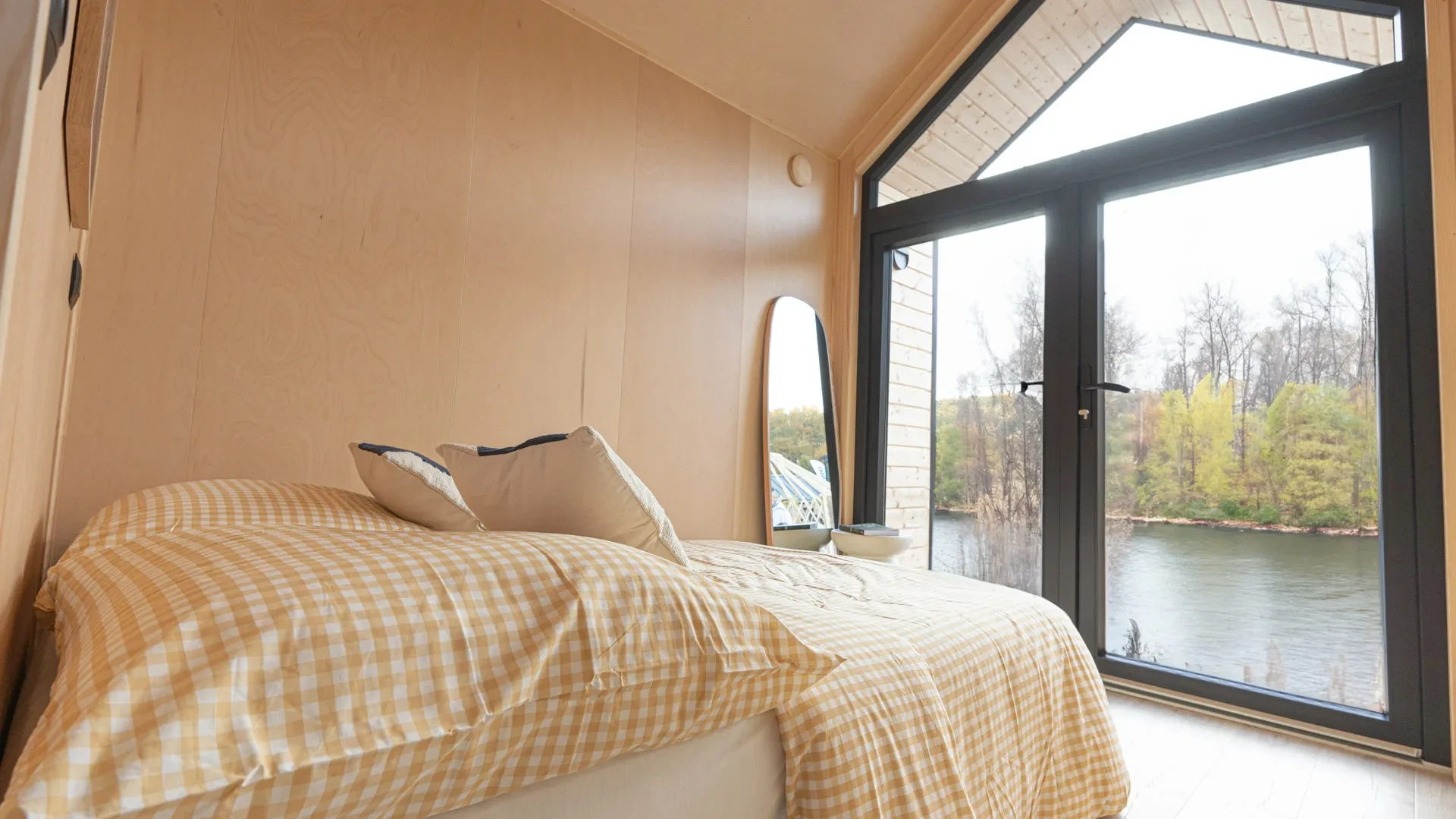Schlafbereich im Sunset-Modul mit bodentiefem Fenster