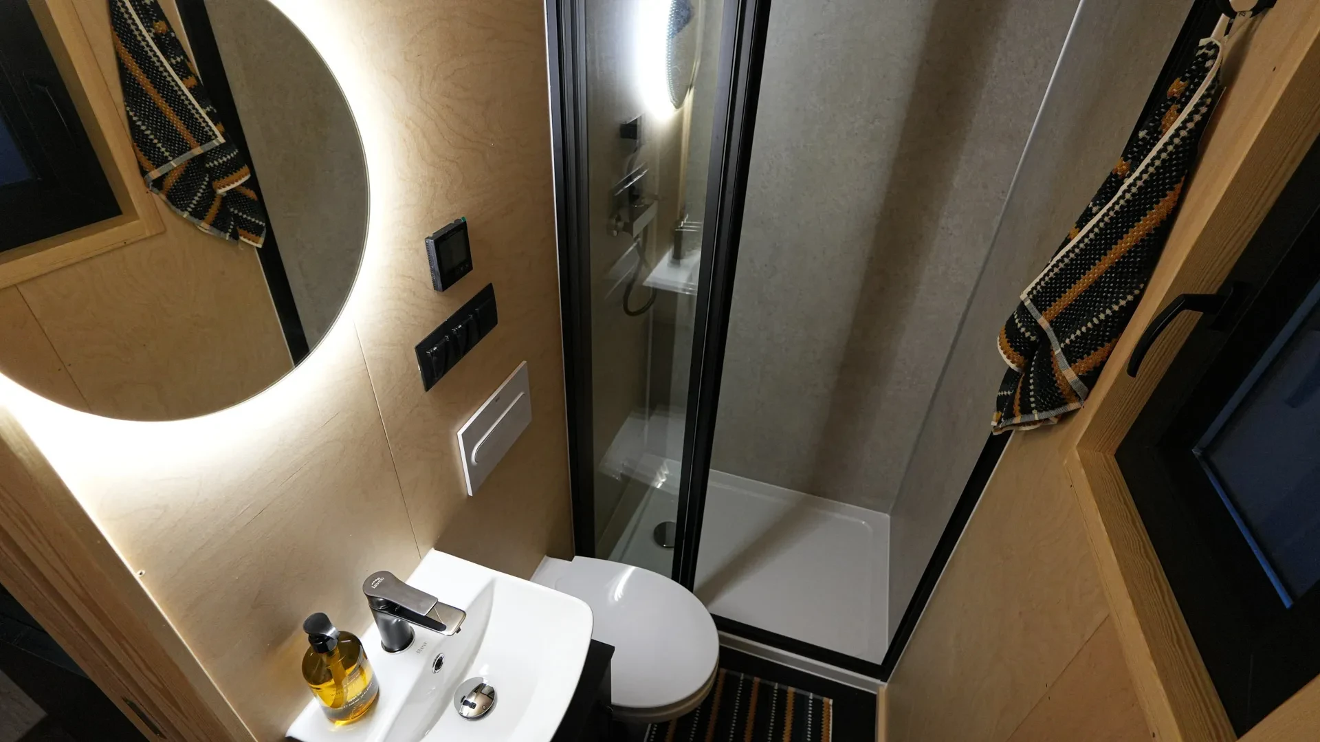Kompaktes Bad mit Dusche, WC und Waschtisch im Sunrise-Modul