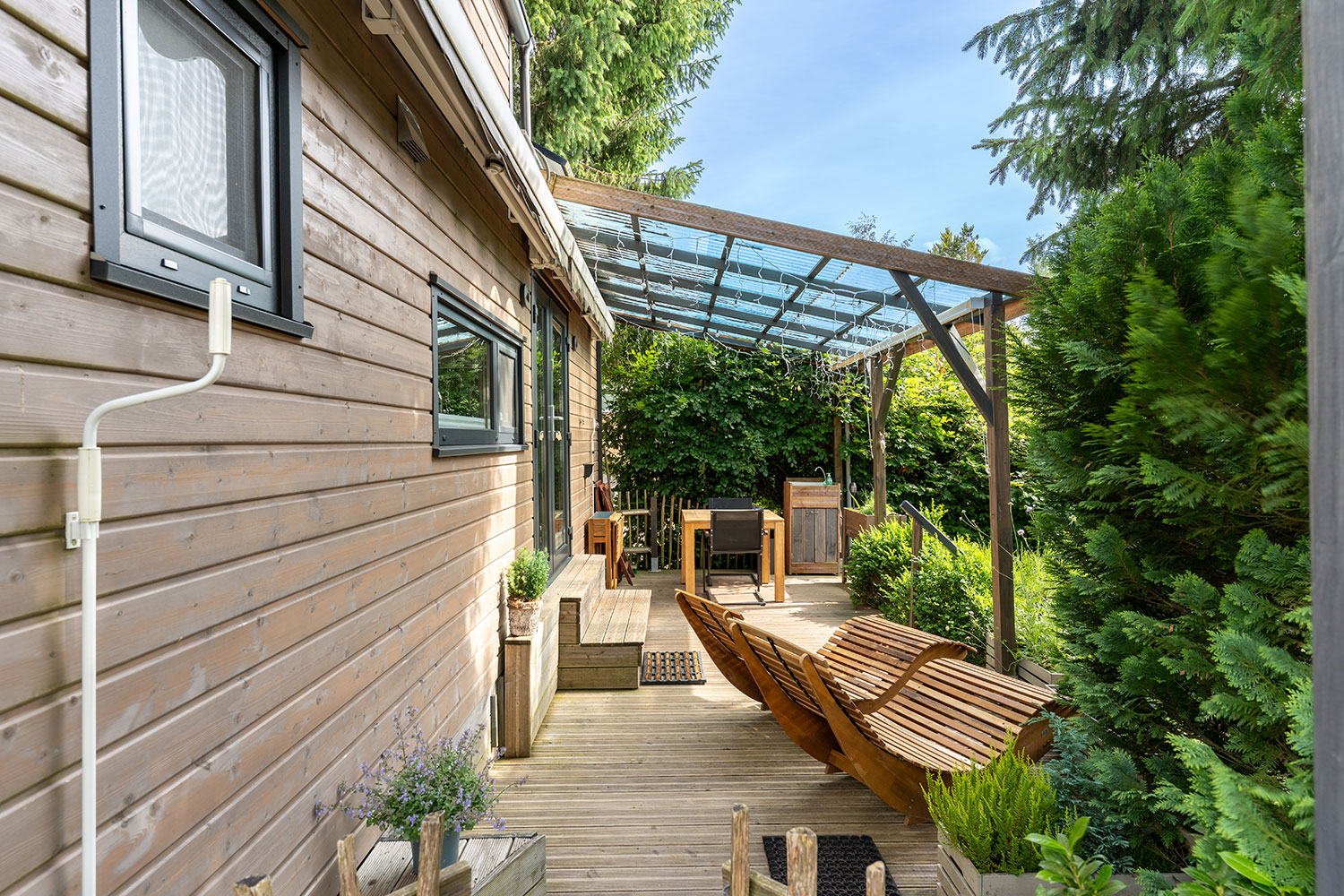 Terrasse mit Liegen im Grünen