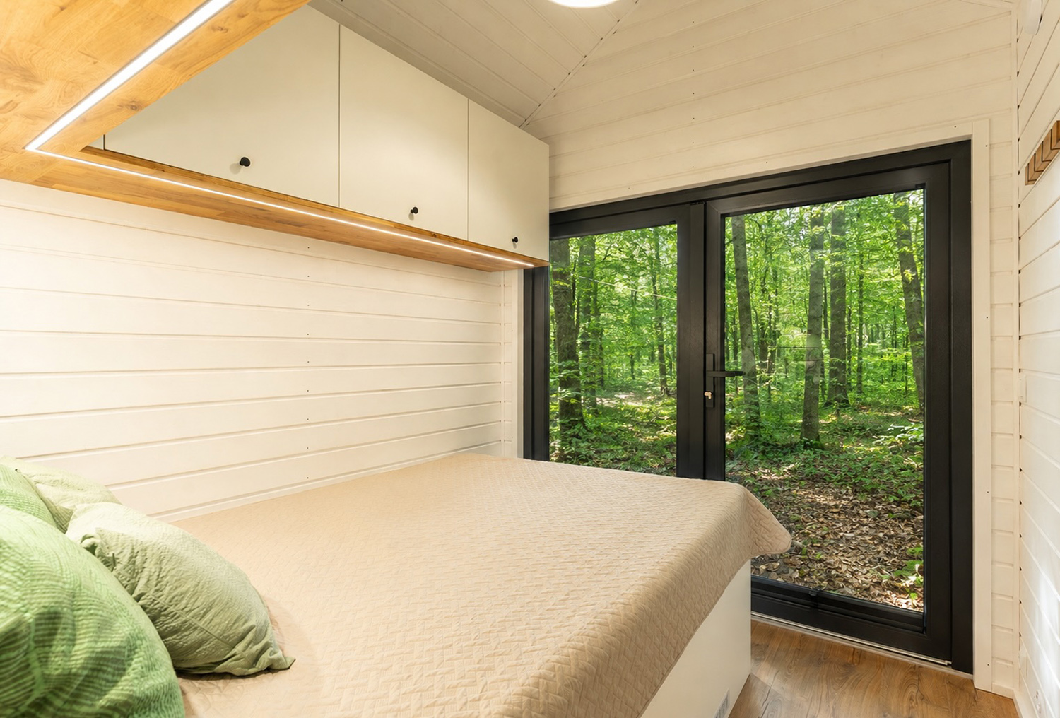 Schlafzimmer mit Blick in den Wald